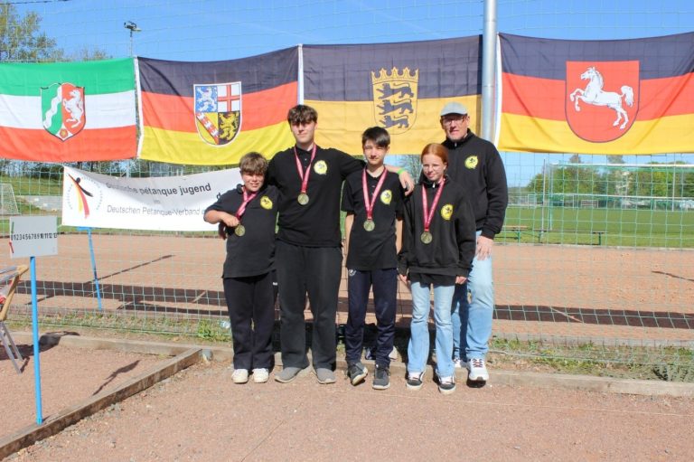 Jugendländermasters: Benedikt Schieler, Jakob Kahl, Colin Kumbera, Fiona Butterling mit Coach Thomas Heine