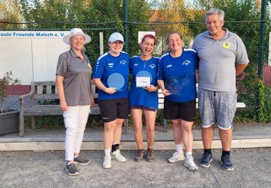 Landesmeisterinnen Triplette Frauen 2026 holen den Titel zu Hause Landesmeisterinnen Triplette Frauen 2026 holen den Titel zu Hause: Celine Ungerer (2. v. l.) / Diana Stindl (mitte) / Tanja Ungerer (2. v. r.) (BF Malsch) mit Lidija Pavesic, BBPV-BW Referentin für Frauen (links) und Turnierleiter Matthias Ungerer, BBPV-BW Vizepräsident Sport (rechts)