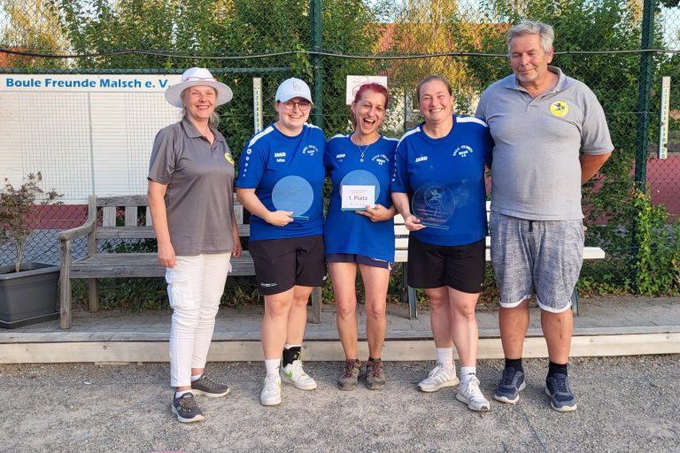 Landesmeisterinnen Triplette Frauen 2026 holen den Titel zu Hause: Celine Ungerer (2. v. l.) / Diana Stindl (mitte) / Tanja Ungerer (2. v. r.) (BF Malsch) mit Lidija Pavesic, BBPV-BW Referentin für Frauen (links) und Turnierleiter Matthias Ungerer, BBPV-BW Vizepräsident Sport (rechts)