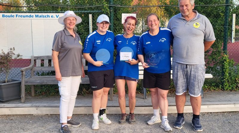 Landesmeisterinnen Triplette Frauen 2026 holen den Titel zu Hause: Celine Ungerer (2. v. l.) / Diana Stindl (mitte) / Tanja Ungerer (2. v. r.) (BF Malsch) mit Lidija Pavesic, BBPV-BW Referentin für Frauen (links) und Turnierleiter Matthias Ungerer, BBPV-BW Vizepräsident Sport (rechts)