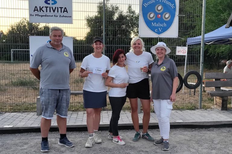 1. Platz B-Turnier: Ariane Lessing (2. v. l.) / Elin Alumyan (mitte) / Gianna Hufnagl (2. v. r.) (BF Wiesloch / Allstars Rhein-Neckar Schwetzingen / SC Käfertal) mit Turnierleiter Matthias Ungerer, BBPV-BW Vizepräsident Sport (links) und Lidija Pavesic, BBPV-BW Referentin für Frauen (rechts)
