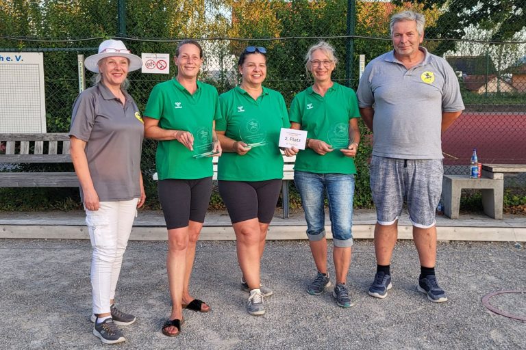 Vizelandesmeisterinnen: Sharon Knapp (2. v. l.) / Yvonne Retter (mitte) / Angelika Maurer (2. v. r.) (1. BC Karlsruhe / SC Käfertal / Heidelberger Boule-Spieler) mit Lidija Pavesic, BBPV-BW Referentin für Frauen (links) und Turnierleiter Matthias Ungerer, BBPV-BW Vizepräsident Sport (rechts)