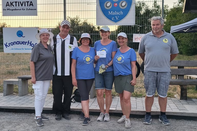 2. Platz B-Turnier: Dorothee Held (2. v. l.) / Regina Theurer (mitte) / Anita Zepf (2. v. r.) (Boulefreunde Waiblingen / PC Burggarten Horb / PC Burggarten Horb) mit Lidija Pavesic, BBPV-BW Referentin für Frauen (links) und Turnierleiter Matthias Ungerer, BBPV-BW Vizepräsident Sport (rechts)