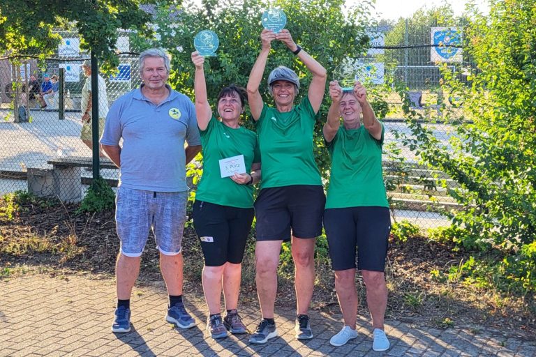 3. Platz A-Turnier: Ilse Busam (2. v. l.) / Sabine Mohr (2. v. r.) / Gabi Quaiser (rechts) (BC Rheinau 1998 / BfA Ötisheim / FV Grünwinkel 1910) mit Turnierleiter Matthias Ungerer, BBPV-BW Vizepräsident Sport (links)