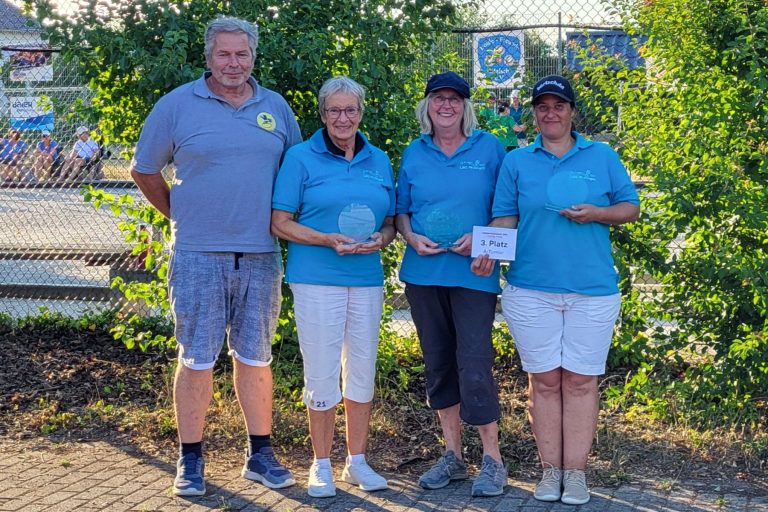 3. Platz A-Turnier: Renate Wallon / Gabriele Kronbach / Mirja Wagner (BC Pfullinger Leg- und Schießgesellschaft / Waldheimverein Backnang / BC Pfullinger Leg- und Schießgesellschaft) mit Turnierleiter Matthias Ungerer, BBPV-BW Vizepräsident Sport (links)