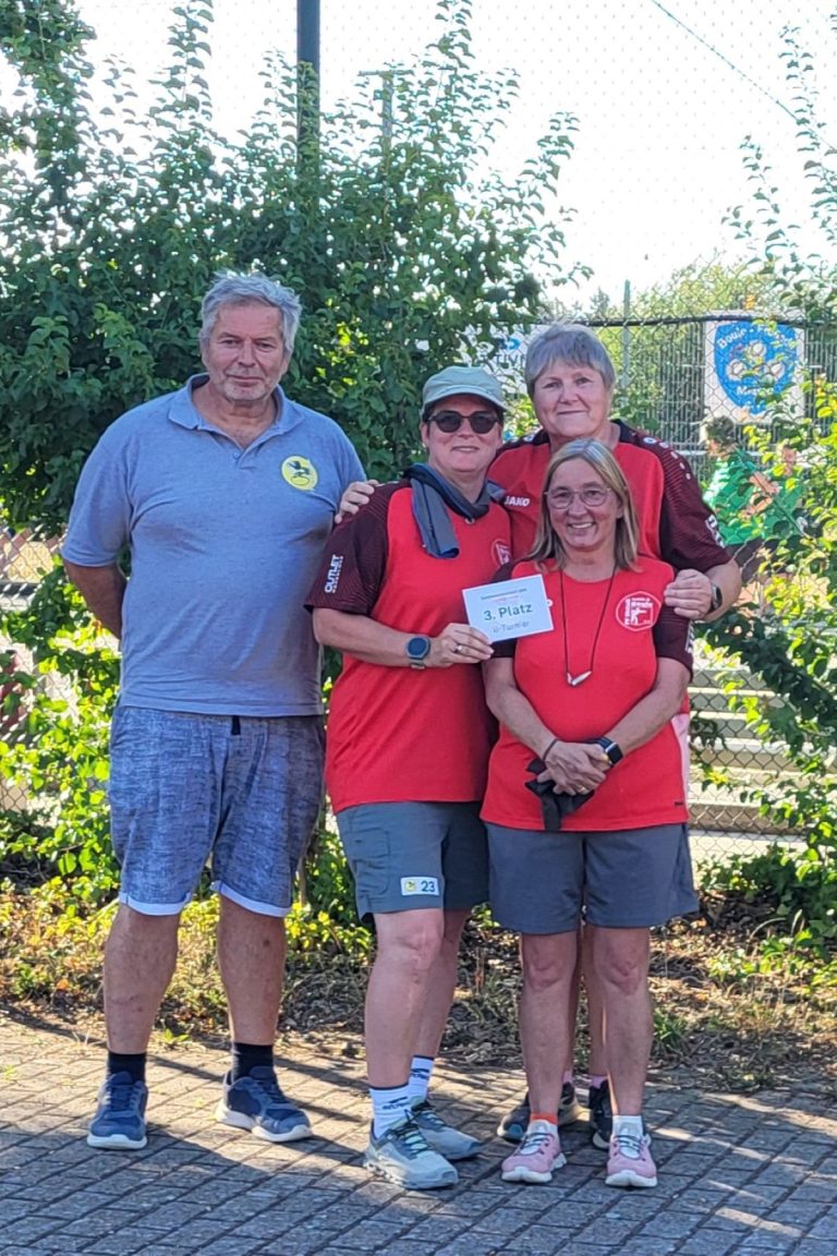3. Platz B-Turnier: Lolita Zickmann (mitte) / Alexandra Manke (vorne rechts) / Ines Baumgärtner (hinten) (FV Ubstadt1927) mit Turnierleiter Matthias Ungerer, BBPV-BW Vizepräsident Sport (links)