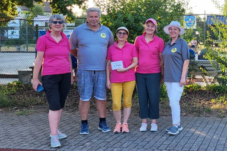 3. Platz B-Turnier: Angela Coll (links) / Jaqueline Schuldt (mitte) / Britta Langenstein (2. v. r.) (SV Karlsruhe-Beiertheim / BSG Wilde 13 Stutensee / BSG Wilde 13 Stutensee) mit Turnierleiter Matthias Ungerer, BBPV-BW Vizepräsident Sport (2. v. l.) und Lidija Pavesic, BBPV-BW Referentin für Frauen (rechts)