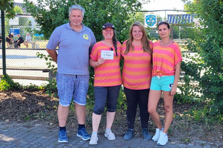 5. Platz A-Turnier: Regina Weißenberger (2. v. l.) / Sabrina Detant (2. v. r.) / Ildiko Szabo (rechts) (BC Konstanz / BF Malsch / BC Rastatt) mit Turnierleiter Matthias Ungerer, BBPV-BW Vizepräsident Sport (links)