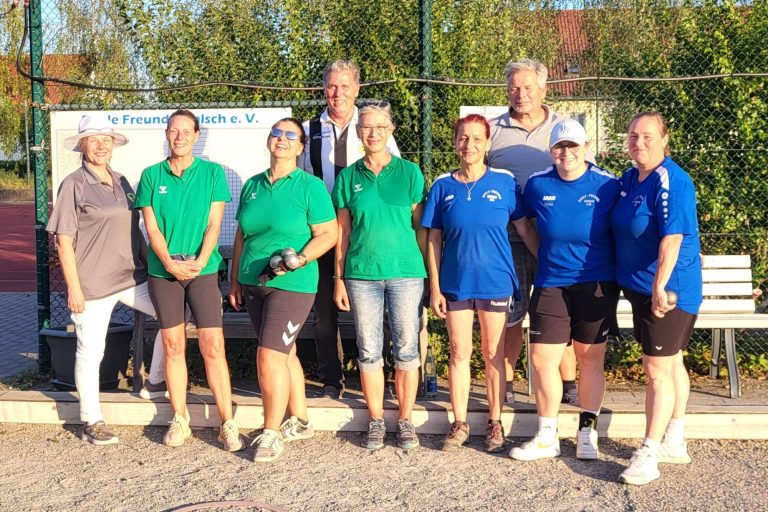 Finalistinnen A-Turnier: Sharon Knapp (2. v. l.) / Yvonne Retter (3. v. l.) / Angelika Maurer (mitte) (1. BC Karlsruhe / SC Käfertal / Heidelberger Boule-Spieler) gegen Diana Stindl (3. v. r.) / Celine Ungerer (2. v. r.) / Tanja Ungerer (rechts) (BF Malsch), mit Lidija Pavesic, BBPV-BW Referentin für Frauen (links), Peter Langer, BBPV-BW Referent für Schiedsrichterwesen (hinten links) und Turnierleiter Matthias Ungerer, BBPV-BW Vizepräsident Sport (hinten rechts)