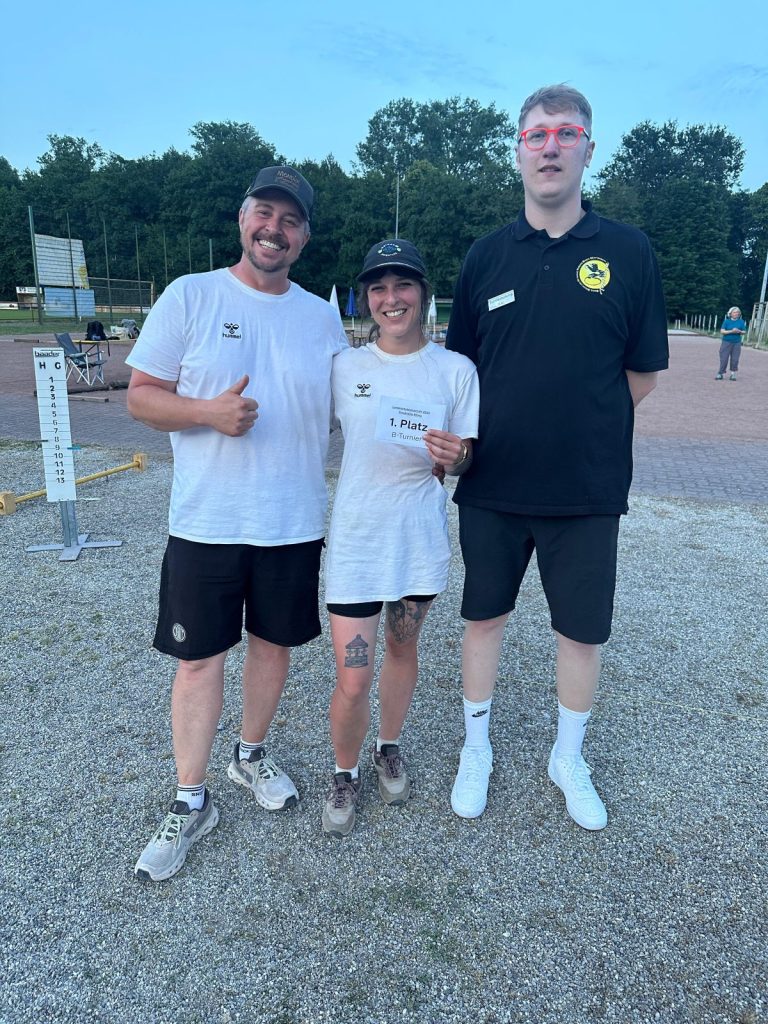 1. Platz B-Turnier: Ronny Wiedemann / Annika Rotundo (1. PC Viernheim / PC Bouletten Mannheim) mit Turnierleitung: BBPV-Präsident Kai Kutsch (rechts)