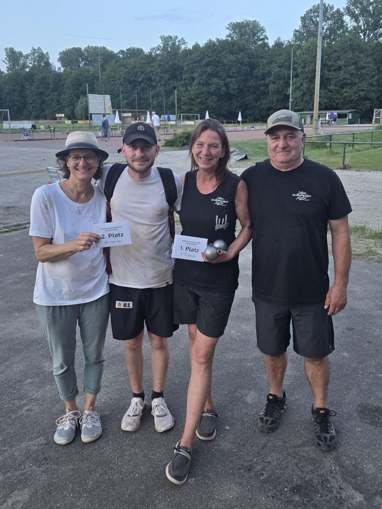 v. l.: 2. Platz D-Turnier: Simone Weber-Wilhelm / Maxim Bosch (Boule-Club Stuttgart e.V.) und 1. Platz D-Turnier: Anita Bammert / Erwin Muehlhauser (FV Viktoria)