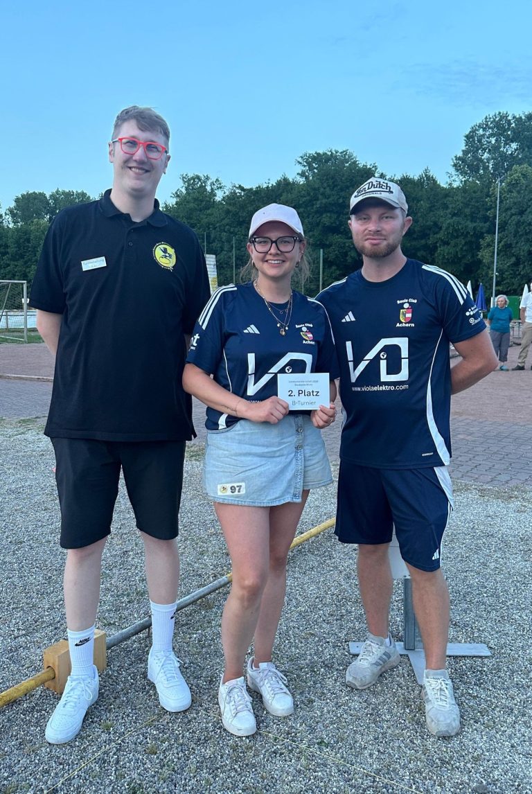 2. Platz B-Turnier: Ania Ehrmann / Philipp Schatz (BC Eisingen / BC Achern) mit Turnierleitung: BBPV-Präsident Kai Kutsch (links)