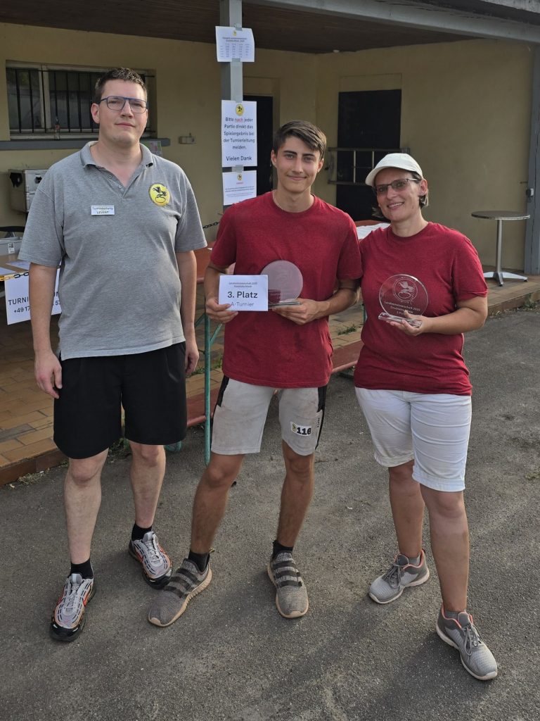 3. Platz A-Turnier: Gianluca Leopardi (mitte) / Marita Teste-Salle (rechts) (Terra Libre Ravensburg / Boule Freaks Überlingen) mit Turnierleitung: Levent Morandini (links)