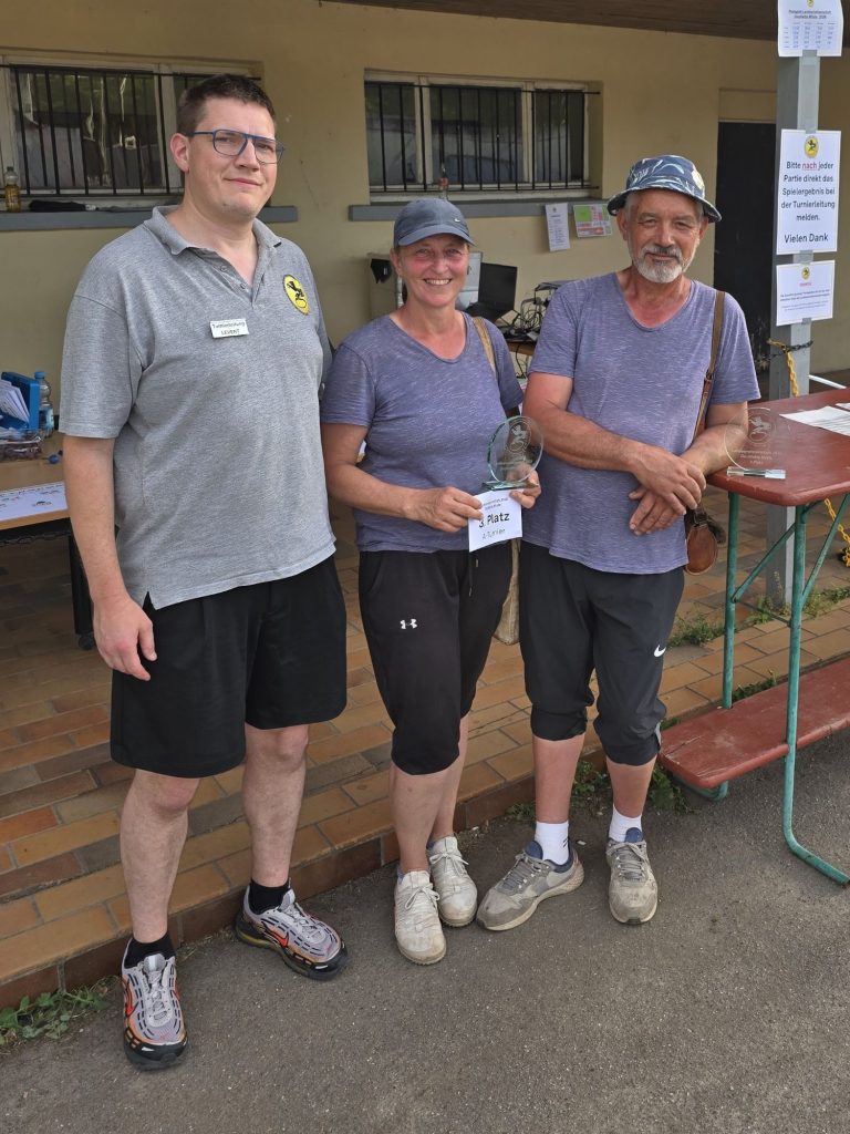 3. Platz A-Turnier: Nicole Graf (mitte) / Rachid Bouchendouha (rechts) (BC Konstanz e.V.) mit Turnierleitung: Levent Morandini (links)