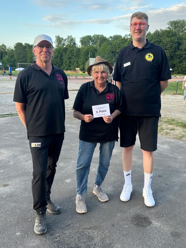 3. Platz B-Turnier: Peter Jäckel / Agnes Milbich (SV Waiblingen / Hardt) mit Turnierleitung: BBPV-Präsident Kai Kutsch (rechts)