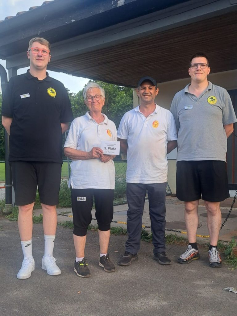 3. Platz D-Turnier (mitte): Carmen Endreß / Perparim Pajazitaj (TSV Badenia Feudenheim) mit Turnierleitung: BBPV-Präsident Kai Kutsch (links) und Levent Morandini (rechts)