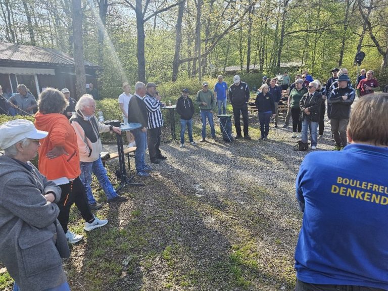 Peter Andel von den Rugelern Reutlingen und Staffelleiter Yves Dreger (auch Schiedsrichter) begrüßen am Samstag die Oberligisten mit einem himmlischen Sonnenstrahl durch die noch spärlich belaubten Bäume.
