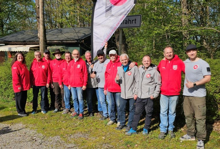 Keine Siege und trotzdem gut gelaunt, unsere Neulinge in der Bezirksliga: der SV Perouse (rot) und TB Gingen.