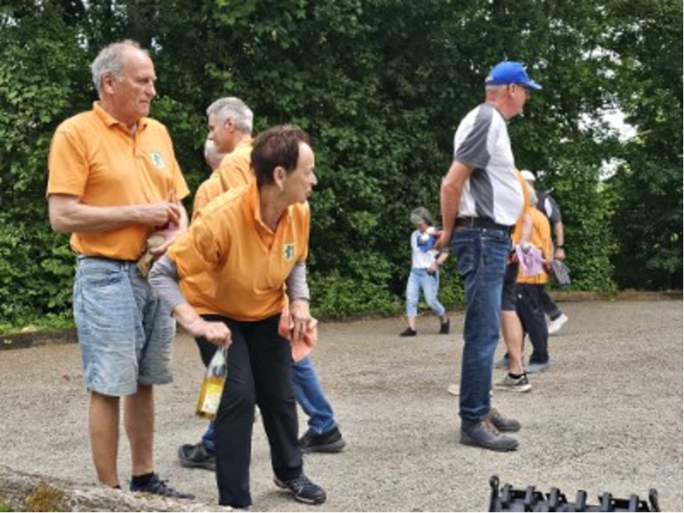 Trinkpause bei im Spiel Denkendorf 2 (gelb) gegen Horb 5 (2:3). Rainer und Monika nehmen nochmal einen kräftigen Schluck, Armin (Horb 5) schaut hier noch entspannt zu und noch nichts von der aufziehenden Gewitterzelle ahnend.