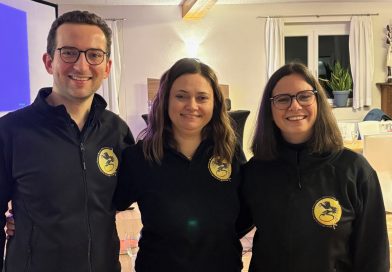 Die Regionalleiter Patrick fahner (links) und Sophia Faulhaber (rechts) verabschieden Sarah Schwander (Mitte).