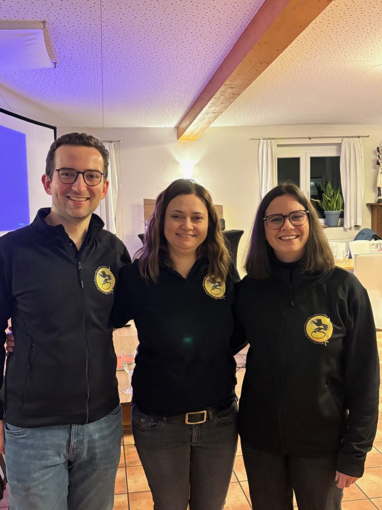 Die Regionalleiter Patrick fahner (links) und Sophia Faulhaber (rechts) verabschieden Sarah Schwander (Mitte).
